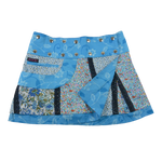 Sommerrock aus Baumwolle in Blau/Blumen, bunt im Mustermix. Umfang ist verstellbar mit doppelter Druckknopfleiste mit Seitentasche.