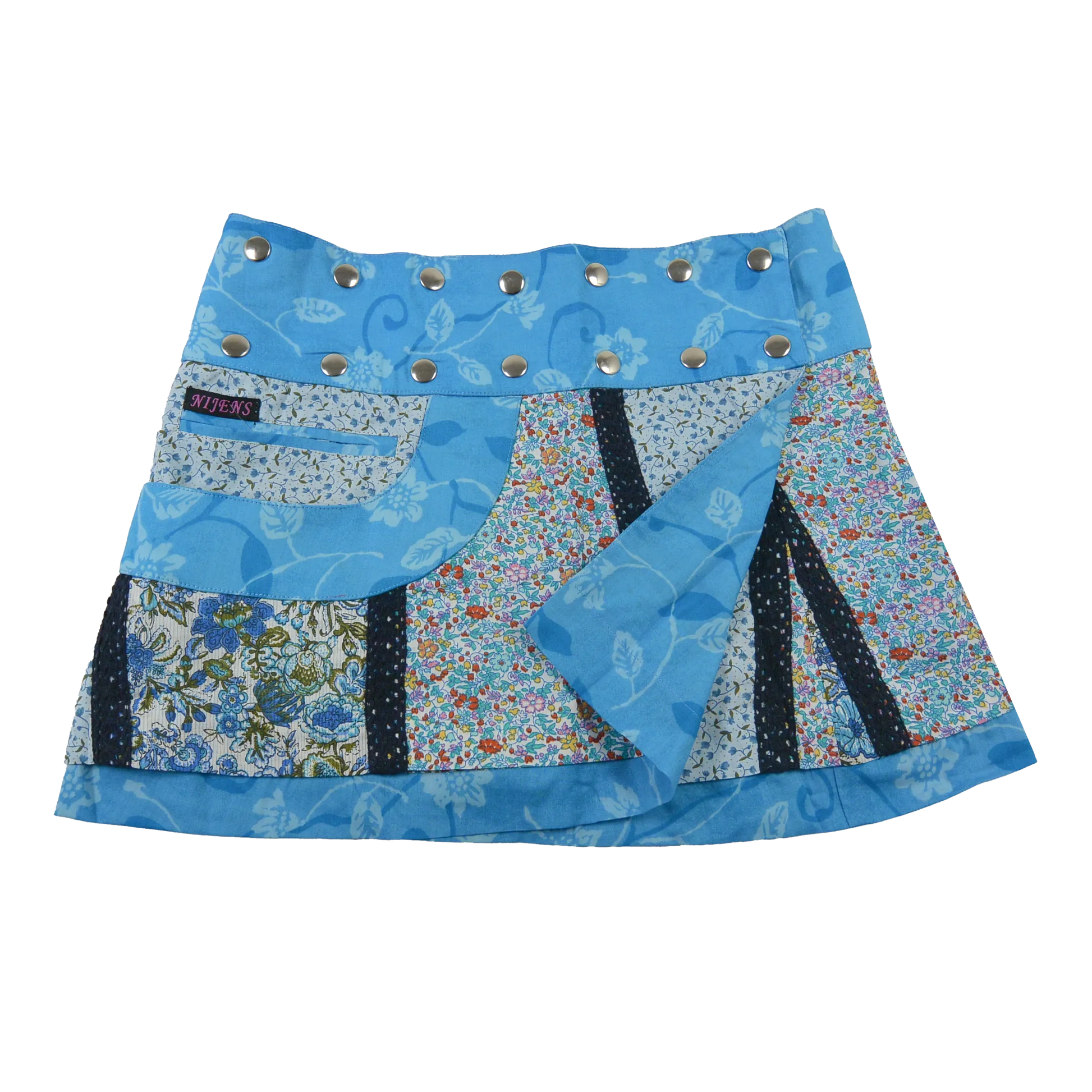 Sommerrock aus Baumwolle in Blau/Blumen, bunt im Mustermix. Umfang ist verstellbar mit doppelter Druckknopfleiste mit Seitentasche.
