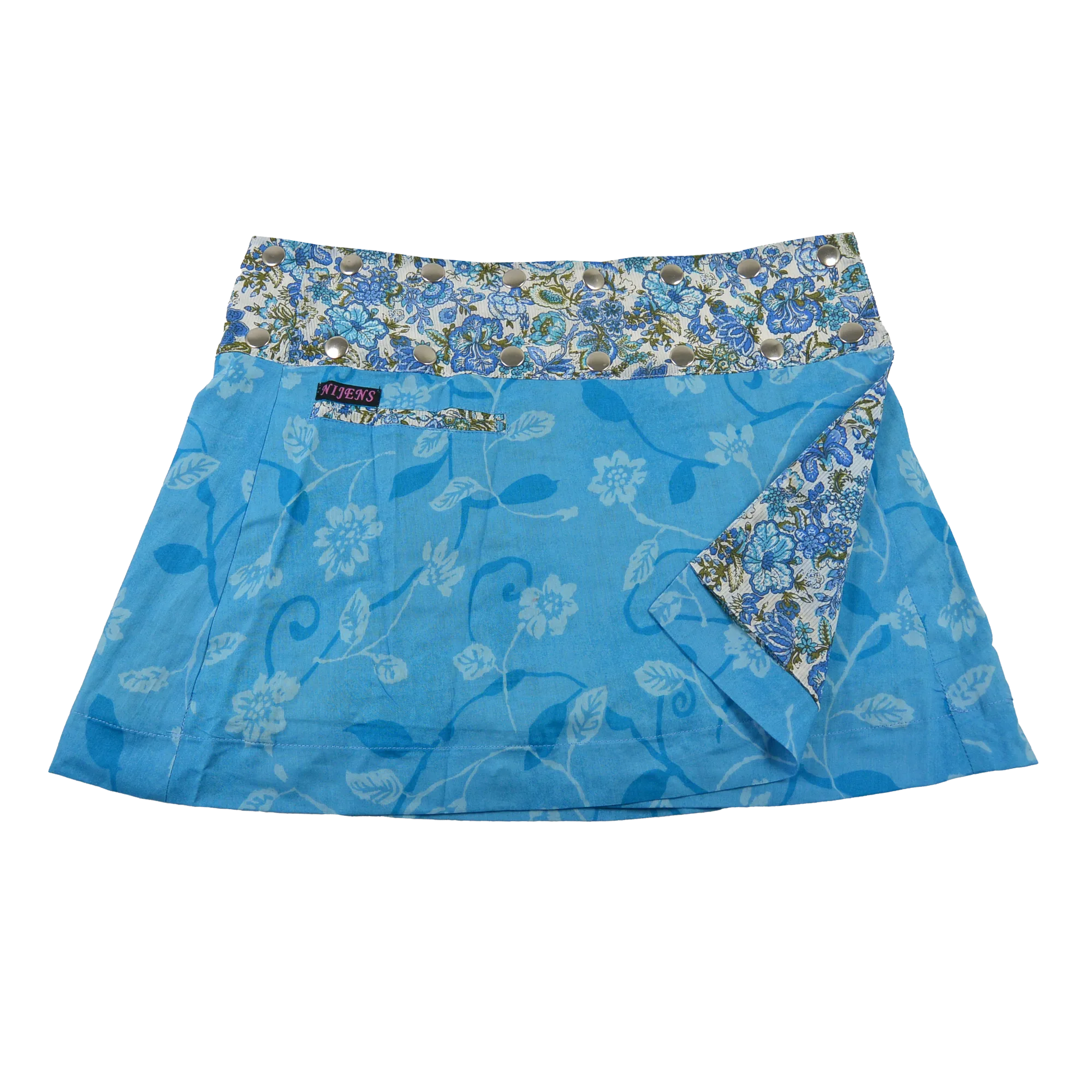 Sommerrock aus Baumwolle in Blau/Blumen, blau im Mustermix. Umfang ist verstellbar mit doppelter Druckknopfleiste mit Einsteckfach.