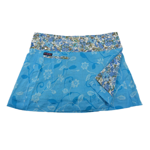 Sommerrock aus Baumwolle in Blau/Blumen, blau im Mustermix. Umfang ist verstellbar mit doppelter Druckknopfleiste mit Einsteckfach.