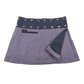 Sommerrock aus Baumwolle in Violett/Punkten, blau im Mustermix. Umfang ist verstellbar mit doppelter Druckknopfleiste mit Einsteckfach.