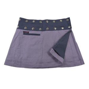 Sommerrock aus Baumwolle in Violett/Punkten, blau im Mustermix. Umfang ist verstellbar mit doppelter Druckknopfleiste mit Einsteckfach.