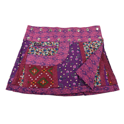 Sommerrock aus Baumwolle in Pink/Lila im Mustermix. Umfang ist verstellbar mit doppelter Druckknopfleiste mit Seitentasche.
