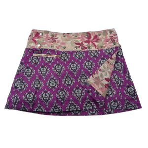 Sommerrock aus Baumwolle in Lila im Mustermix. Umfang ist verstellbar mit doppelter Druckknopfleiste mit Einsteckfach.