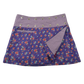 Sommerrock aus Baumwolle in Violett im Mustermix. Umfang ist verstellbar mit doppelter Druckknopfleiste mit Einsteckfach.