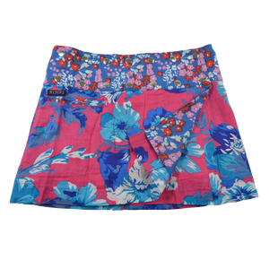 Sommerrock aus Baumwolle in Pink/Blau im Mustermix. Umfang ist verstellbar mit doppelter Druckknopfleiste mit Einsteckfach.