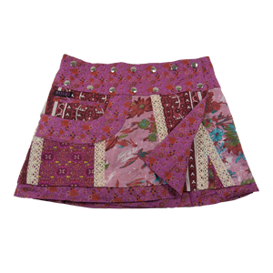 Sommerrock aus Baumwolle in Pink/Rot im Mustermix. Umfang ist verstellbar mit doppelter Druckknopfleiste mit Seitentasche.