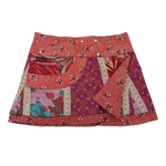 Sommerrock aus Baumwolle in Rosa/Rot im Mustermix. Umfang ist verstellbar mit doppelter Druckknopfleiste mit Seitentasche.