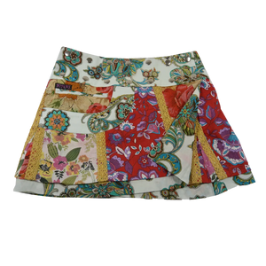 Sommerrock aus Baumwolle in Weiß/Rot im Mustermix. Umfang ist verstellbar mit doppelter Druckknopfleiste mit Seitentasche.