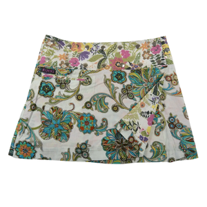 Sommerrock aus Baumwolle in Weiß im Mustermix. Umfang ist verstellbar mit doppelter Druckknopfleiste mit Einsteckfach.