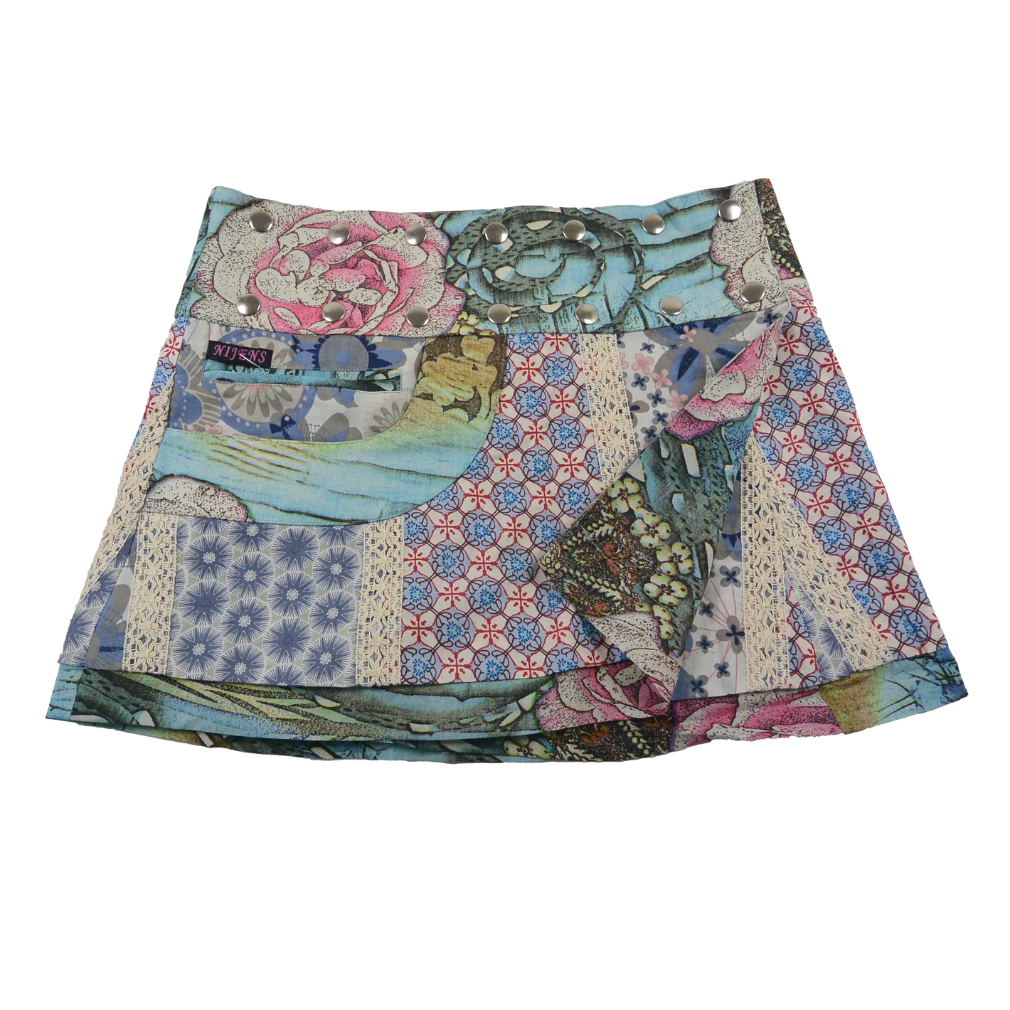 Sommerrock aus Baumwolle in Hellblau/spitze im Mustermix. Umfang ist verstellbar mit doppelter Druckknopfleiste mit Seitentasche.