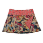 Sommerrock aus Baumwolle in Sandfarben/Rot im Mustermix. Umfang ist verstellbar mit doppelter Druckknopfleiste mit Einsteckfach.