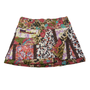 Sommerrock aus Baumwolle in Bunt/Sandfarben im Mustermix. Umfang ist verstellbar mit doppelter Druckknopfleiste mit Seitentasche.