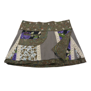 Sommerrock aus Baumwolle in Khaki im Mustermix. Umfang ist verstellbar mit doppelter Druckknopfleiste mit Seitentasche.
