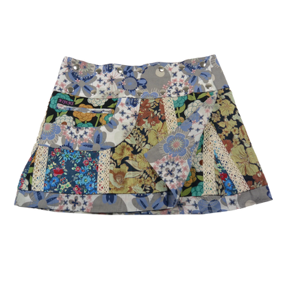 Sommerrock aus Baumwolle in buntem Mustermix. Umfang ist verstellbar mit doppelter Druckknopfleiste mit Seitentasche.