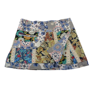 Sommerrock aus Baumwolle in buntem Mustermix. Umfang ist verstellbar mit doppelter Druckknopfleiste mit Seitentasche.