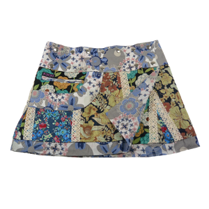 Sommerrock aus Baumwolle in buntem Mustermix. Umfang ist verstellbar mit doppelter Druckknopfleiste mit Seitentasche.