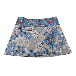 Sommerrock aus Baumwolle in Blau/Grau im Mustermix. Umfang ist verstellbar mit doppelter Druckknopfleiste mit Einsteckfach.