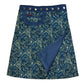 Rückseite des Rocks mit blau-gelbem geometrischen Muster und aufgeschlagener dunkelblauer Cord-Seite.