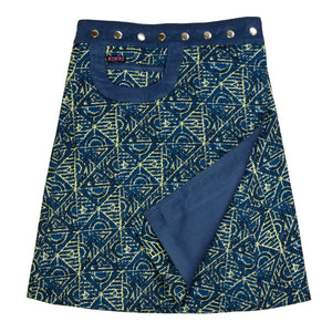 Rückseite des Rocks mit blau-gelbem geometrischen Muster und aufgeschlagener dunkelblauer Cord-Seite.