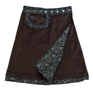 Cordrock in warmem Braun mit floralen Details am Innenfutter.