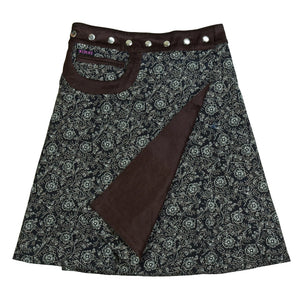 Wendbarer Cordrock von Nijens mit floralem Muster in Schwarz und Beige sowie unifarbener brauner Seite.