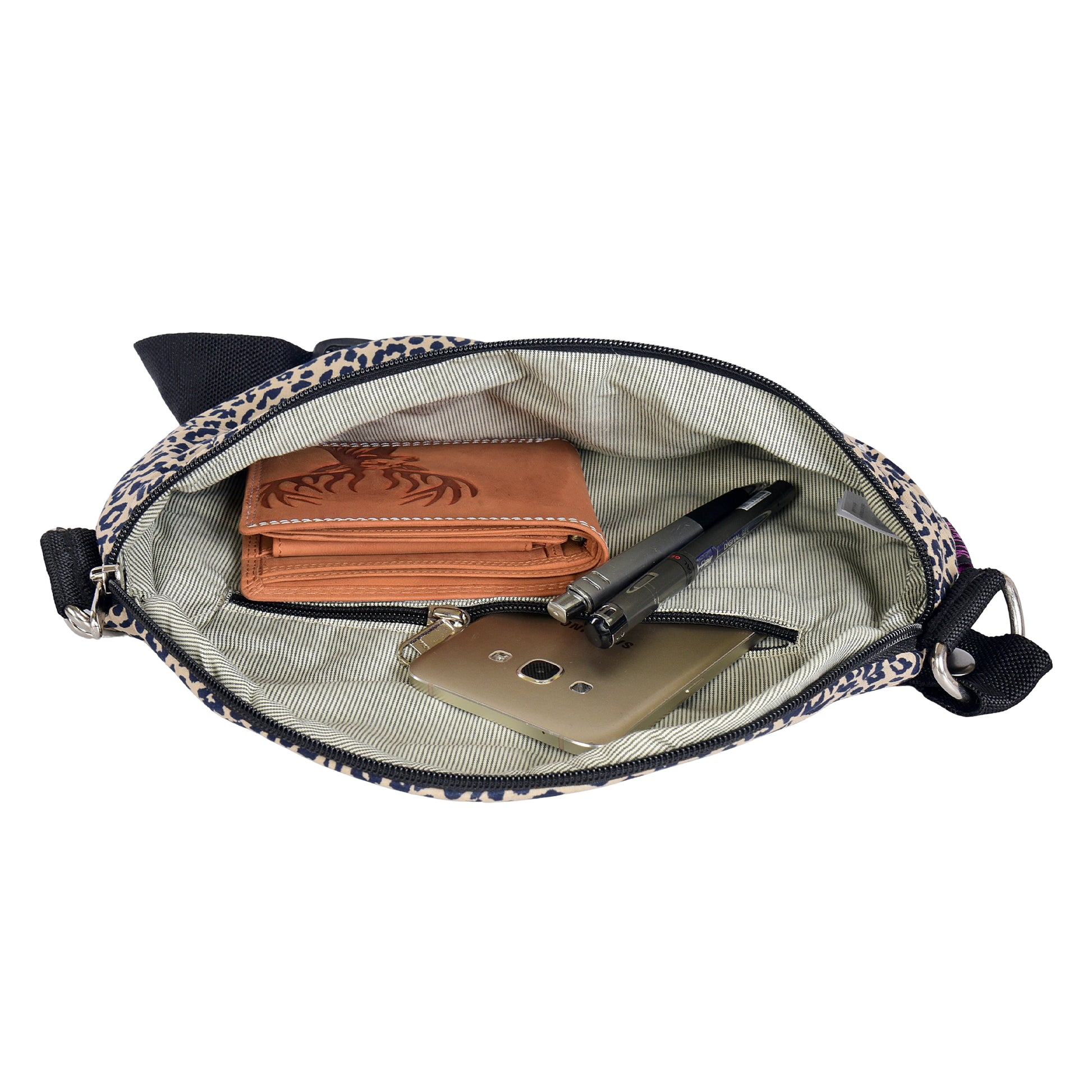 Innenansicht der Bauchtasche im Leopardenmuster mit Portemonnaie und Handy