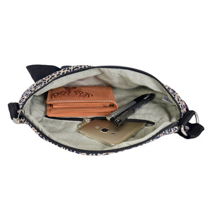 Innenansicht der Bauchtasche im Leopardenmuster mit Portemonnaie und Handy