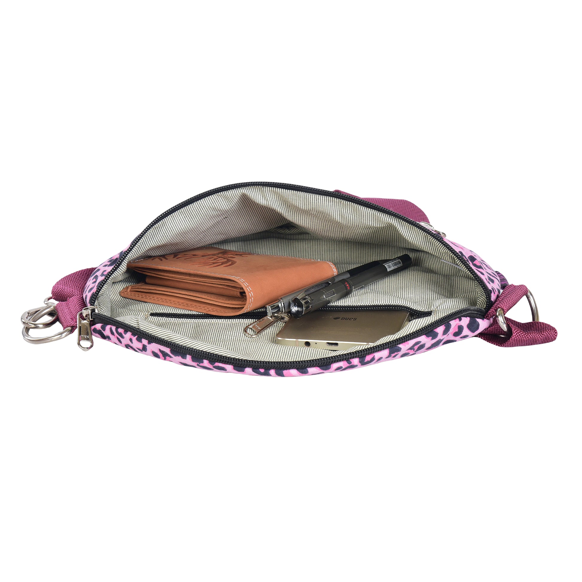 Innenansicht der Bauchtasche im Leopardenmuster in Rosa mit Portemonnaie und Handy