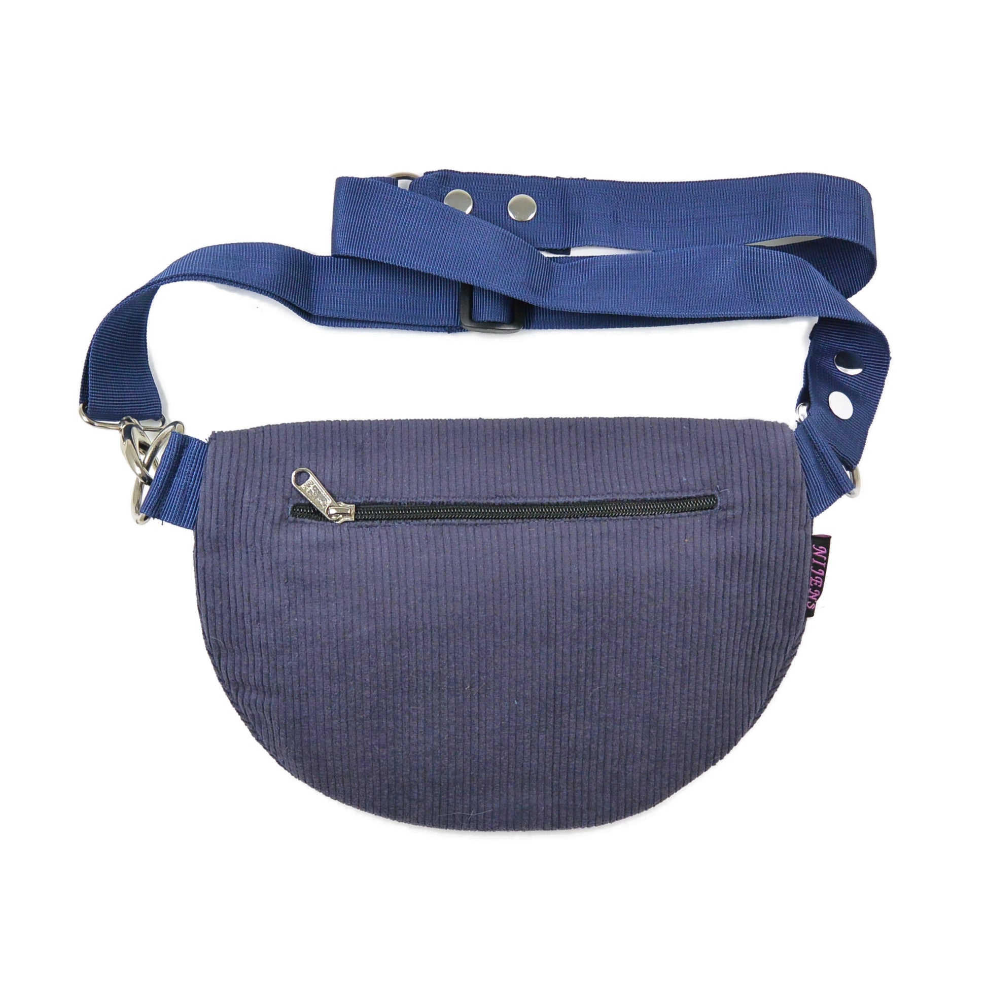 Rückseite der blauen Crossbodybag mit glatter Cordoberfläche und Tragegurt