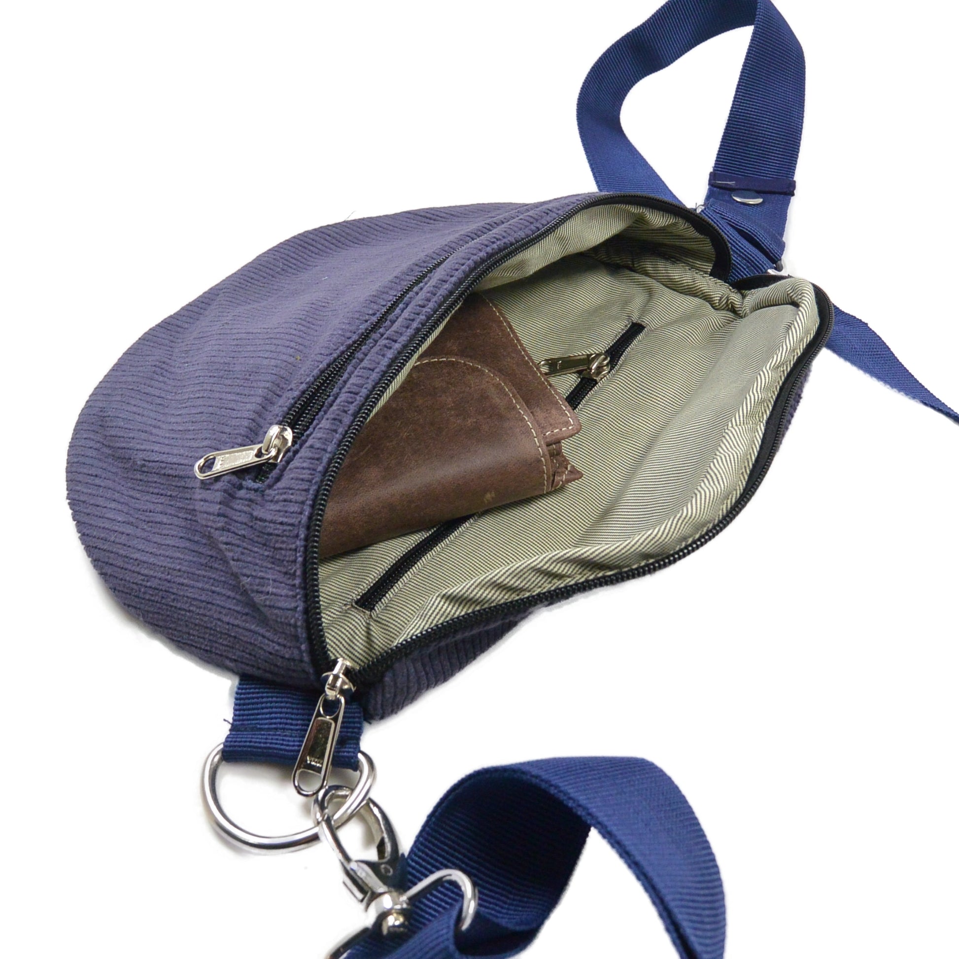 Innenansicht der blauen Tasche mit geöffnetem Hauptfach, Einsteckfächern und wasserabweisendem Extra-Fach