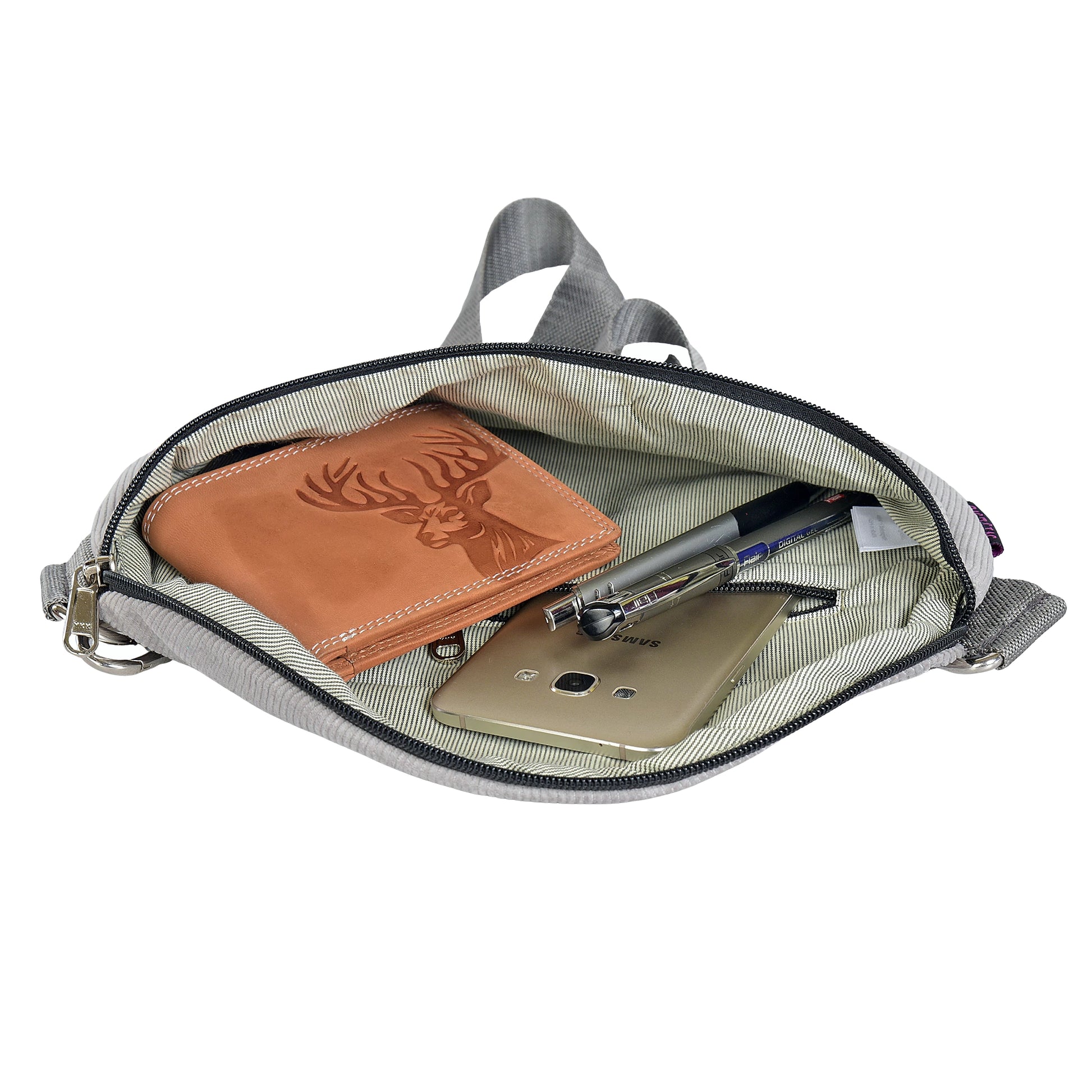 Innenansicht der hellgrauen Tasche mit geöffnetem Hauptfach, Einsteckfächern und wasserabweisendem Extra-Fach