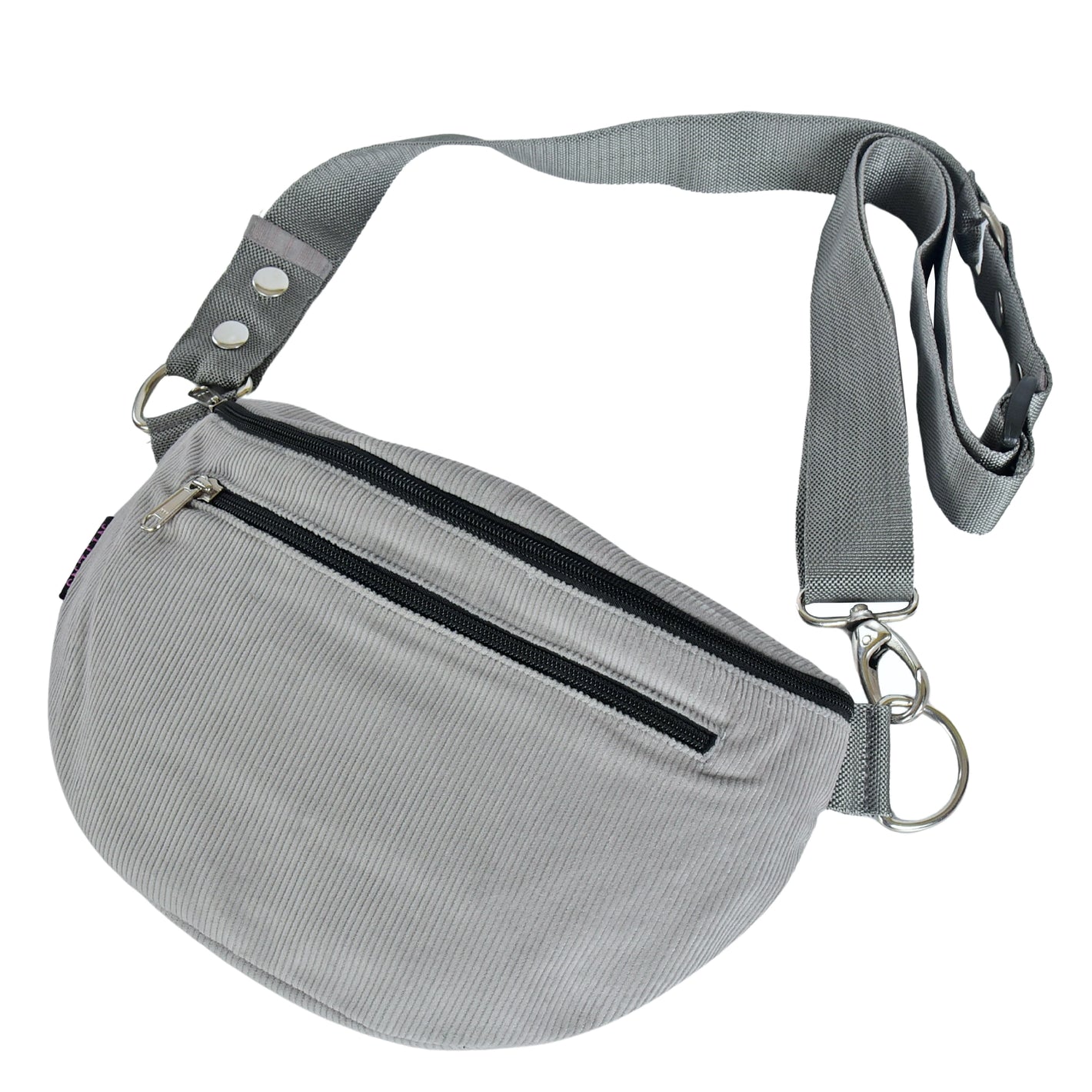 Seitliche Ansicht der hellgrauen Crossbody Tasche aus Cord, zeigt Tiefe und Form der Tasche
