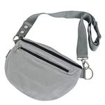 Seitliche Ansicht der hellgrauen Crossbody Tasche aus Cord, zeigt Tiefe und Form der Tasche