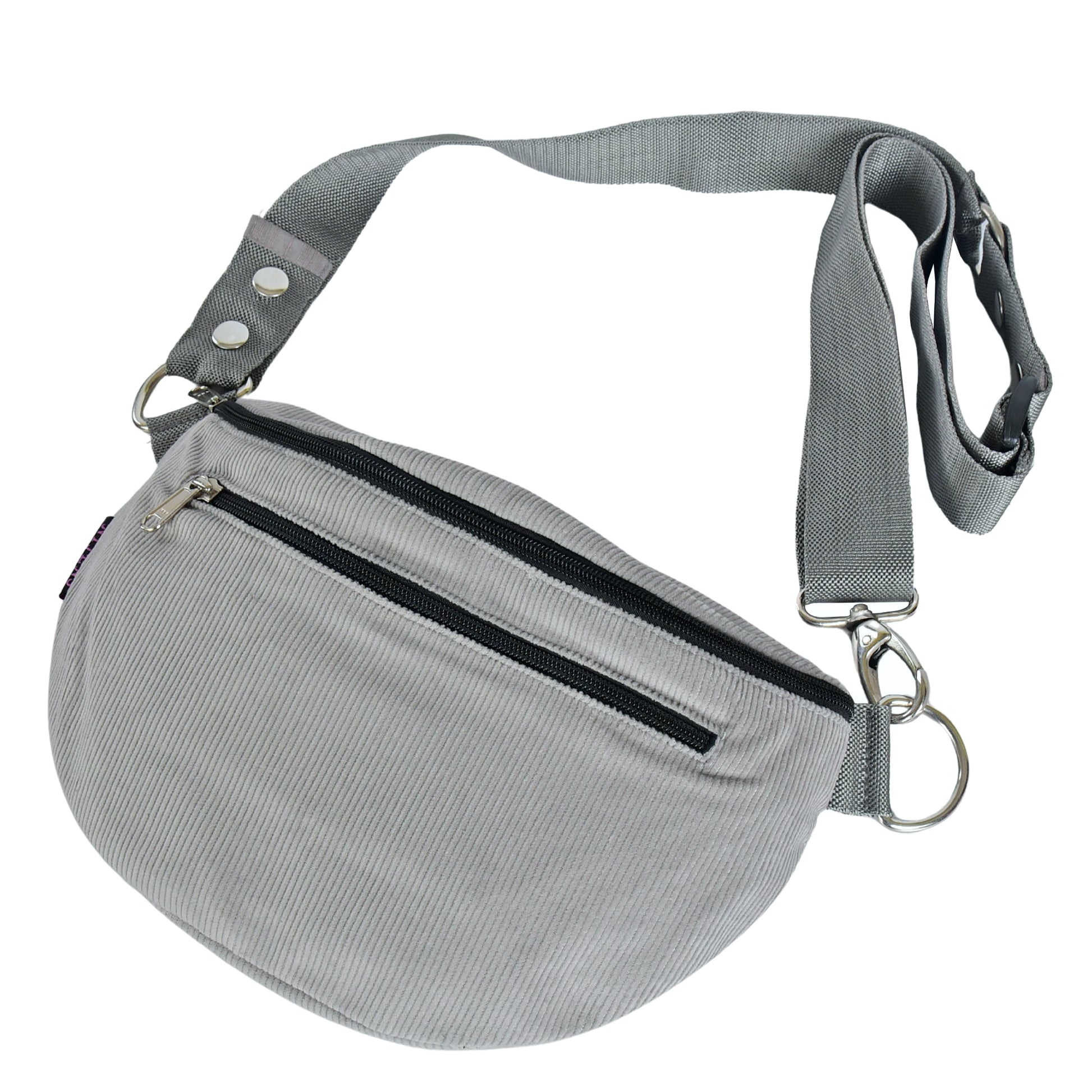 Seitliche Ansicht der hellgrauen Crossbody Tasche aus Cord, zeigt Tiefe und Form der Tasche