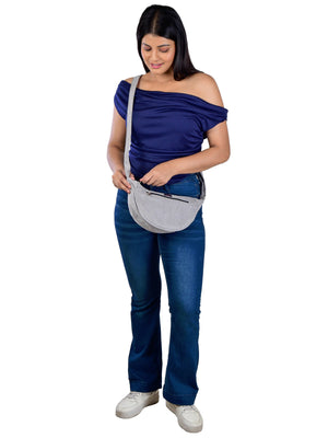 Model trägt hellgraue Rishikesh Cordtasche von Nijens crossbody im Studio, urbaner Look und praktisches Format.