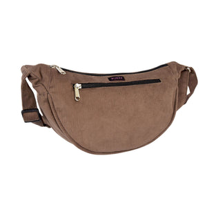 Braune Crossbody Cordtasche „Rishikesh“ von Nijens in Frontalansicht mit Reißverschlussfach und verstellbarem Gurt.