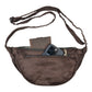 Schokobraune Cord-Crossbody-Tasche „Rishikesh“ von Nijens in Innenansicht, mit Handyfach und verstellbarem Gurt