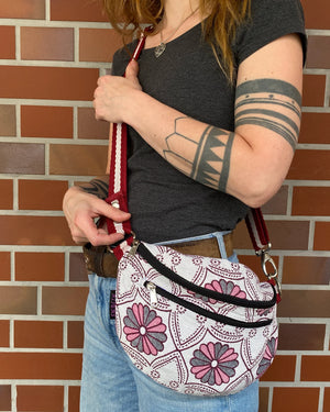 Frau trägt Crossbodybag aus Dari-Stoff mit Blumenmotiv und Ornamenten. 