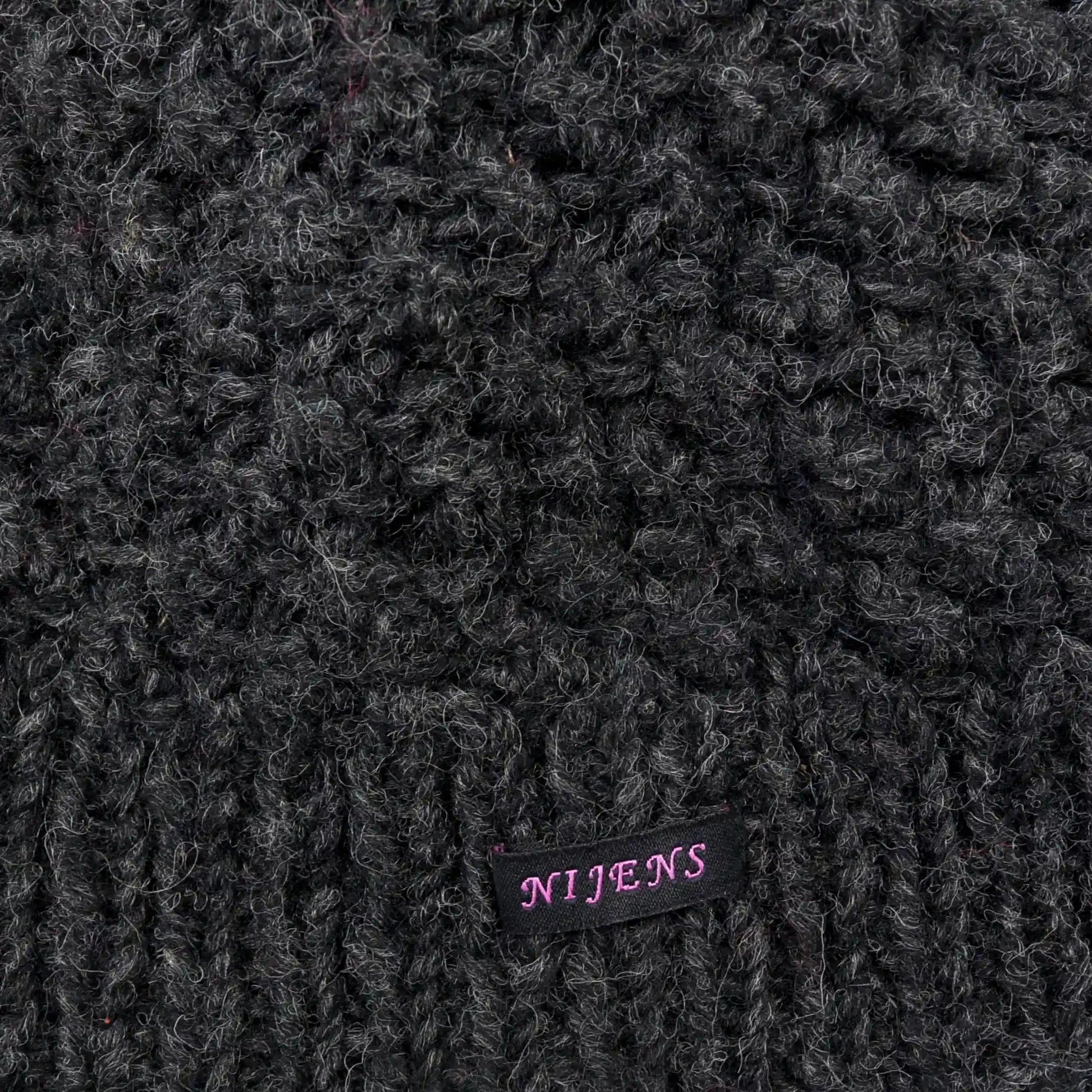 Materialausschnitt Handgestrickte kurze Beanie Mütze, Wollmütze aus Schurwolle, Anthrazit.