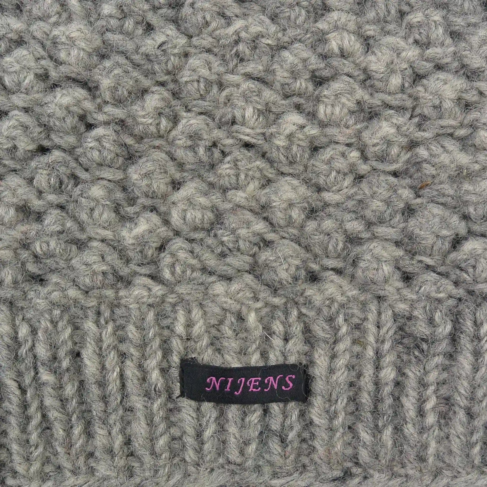 Materialausschnitt Handgestrickte kurze Beanie Mütze, Wollmütze aus Schurwolle, Hellgrau.