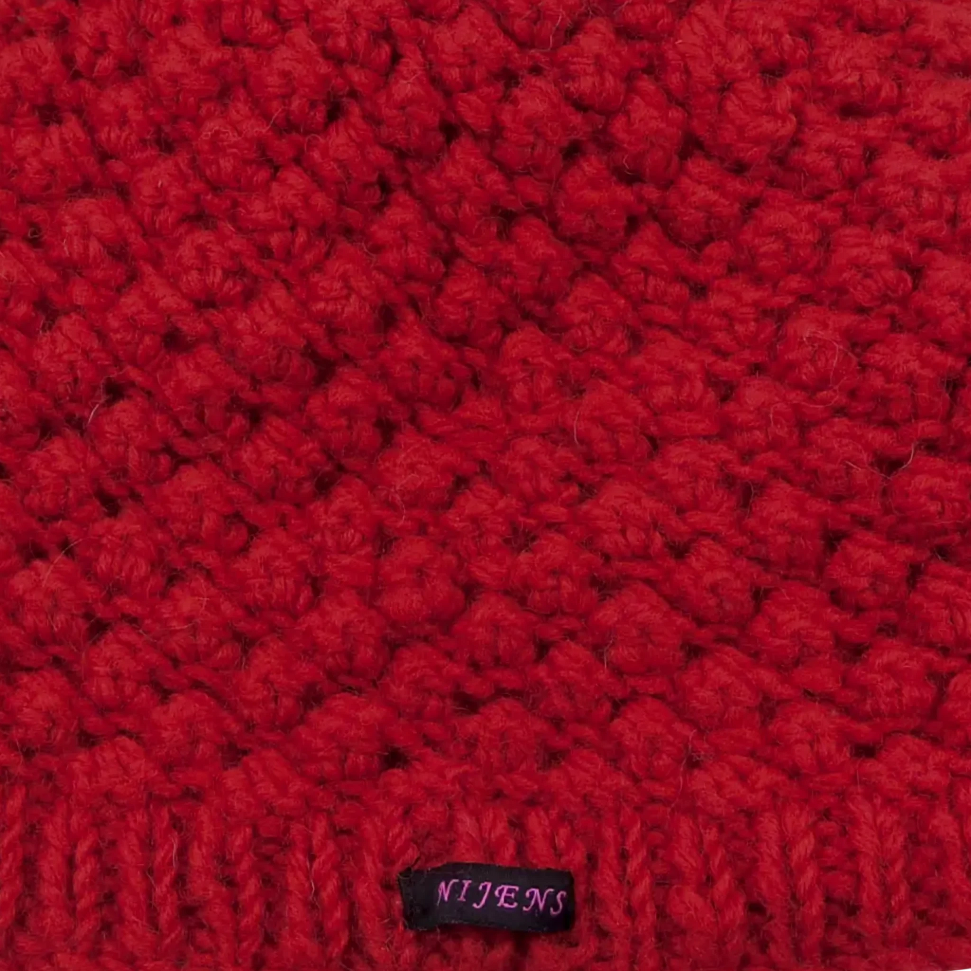 Materialausschnitt Handgestrickte kurze Beanie Mütze, Wollmütze aus Schurwolle, Rot.