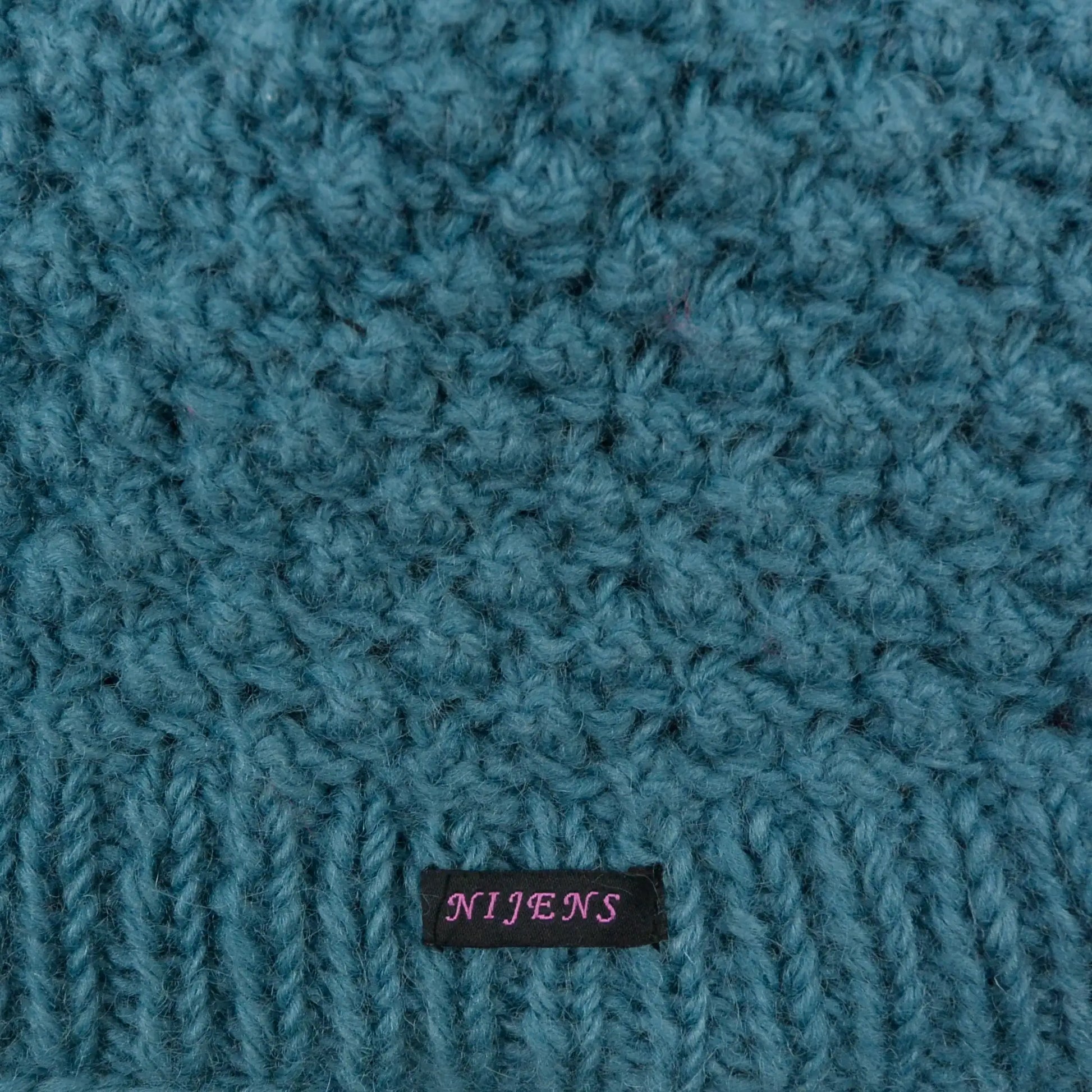 Materialausschnitt Handgestrickte kurze Beanie Mütze, Wollmütze aus Schurwolle, Hellblau.