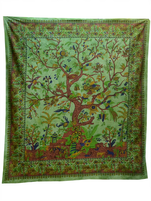 Großes Laken in Grün, umrandet mit floralen Ornamenten. In der Mitte steht der Lebensbaum mit Blumen und Blättern und Vögel.