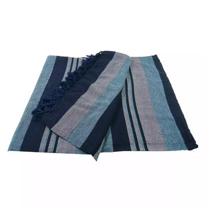 Tagesdecke, Decke aus Baumwolle mit Dunkelblau, Grauen und Hellblauen Streifen. Dunkelblaue Fransen versäumen den Rand an zwei Seiten.