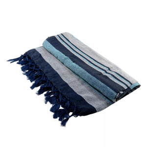 Dunkelblau, Grauen, Hellblau gestreifte Decke aus Baumwolle mit Fransen umsäumten Seiten.