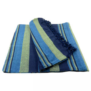 Tagesdecke, Decke aus Baumwolle mit Dunkelblau, Blauen und Grünen Streifen. Dunkelblaue Fransen versäumen den Rand an zwei Seiten.