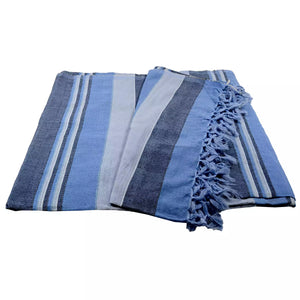 Tagesdecke, Decke aus Baumwolle mit Hellblauen, Dunkelblau und Grauen Streifen. Hellblaue Fransen versäumen den Rand an zwei Seiten.