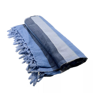 Hellblau, Dunkelblau, Grau gestreifte Decke aus Baumwolle mit Fransen umsäumten Seiten.