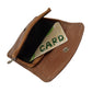 Kleines Portemonnaie, Geldbörse aus Leder, Braun, mit Reißverschlussfach und einem integrierten Einsteckfach für eine Kreditkarte.